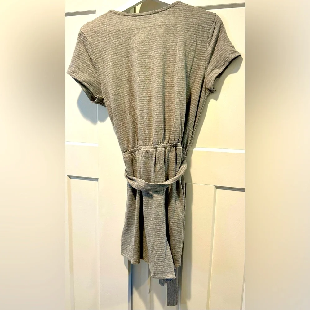 Gap Romper, Sz L, Gray, Wrap top w/ hook and eye closure, Pockets, Tie belt NWT - Picture 4 of 7